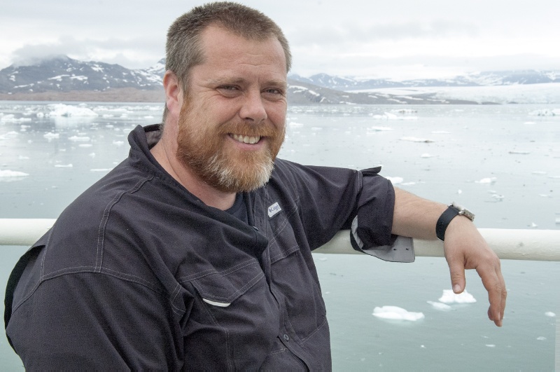 Professor i arktisk og marin biologi, Jørgen Berge, i Kongsfjorden utenfor Ny-Ålesund på Svalbard. 